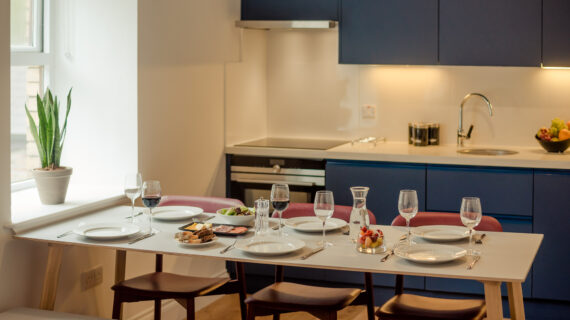 Deluxe 3 Bed apartment with fully fitted kitchen and dining 1