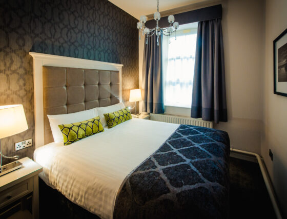 Hotel Isaacs Cork Deluxe double bedroom with window
